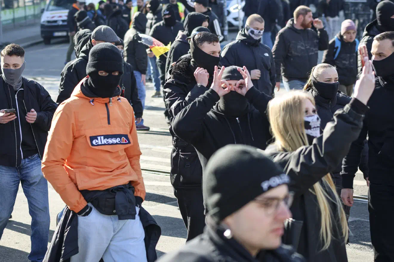 Der jetzt durchgeführte Aufmarsch war geprägt von klassischen extrem rechten und offen neonazistischen Parolen und Zeichen sowie Beleidigungen gegen den politischen Gegner.