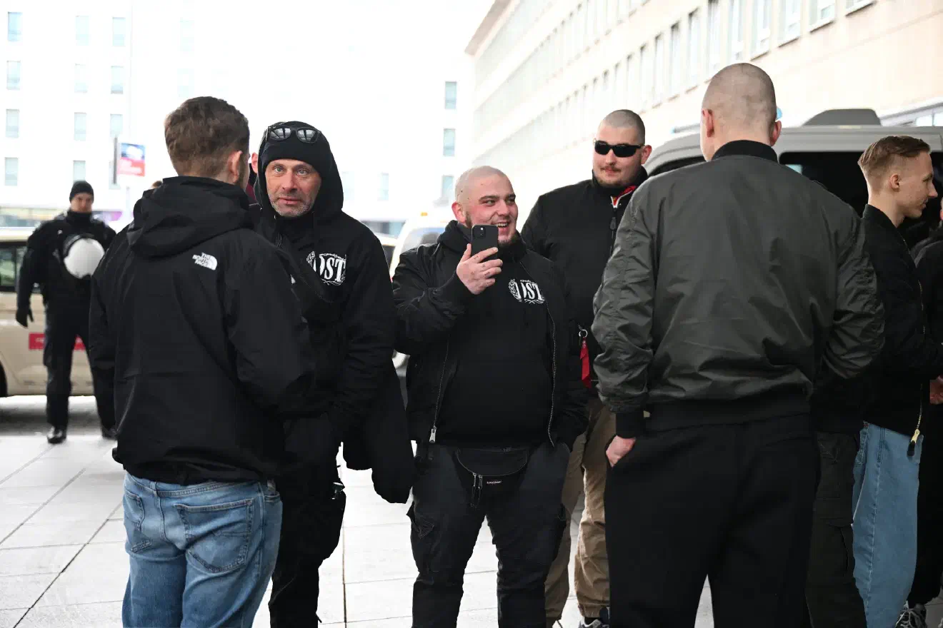 Im Voraus wurde angekündigt, dass ein Alkoholverbot gelten solle und auch das Tragen von Stahlkappenschuhen sowie Jogginghosen untersagt sei. Bereits am Sammelpunkt am Hauptbahnhof waren jedoch Teilnehmer mit alkoholischen Getränken und in Jogginghosen zu sehen.