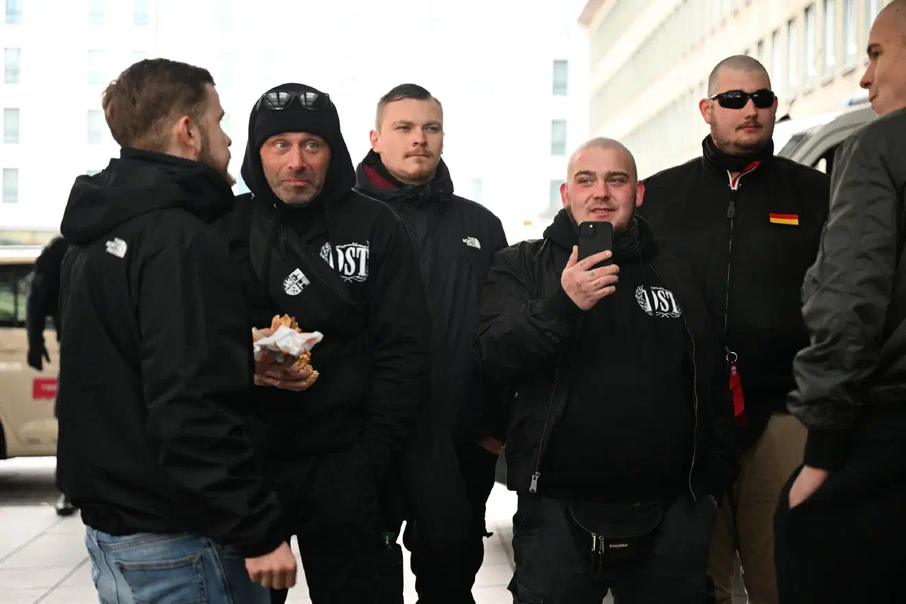Als Redner traten neben dem Anmelder aus Essen auch Sascha Krolzig und Claus Cremer in Erscheinung. Beide sind langjährige Kader aus früheren Strukturen der Partei -Die Rechte-, sowie der ehemaligen NPD bzw. nun der -Heimat- und zudem im neonazistischen Kameradschaftsspektrum zu verorten.