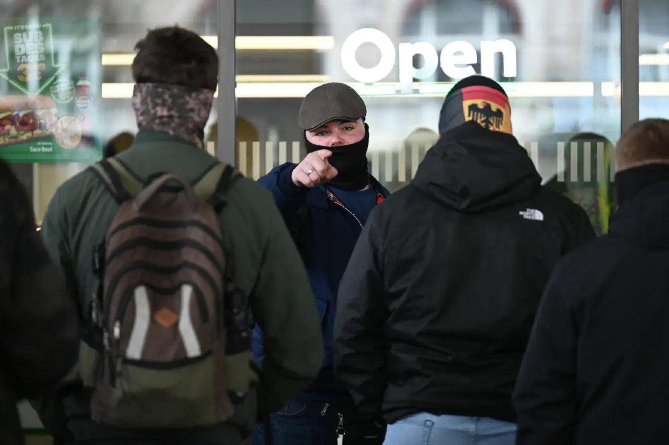 Nachdem es bereits im letzten Jahr bundesweit vermehrt zu Demonstrationen einer sehr jungen und wachsenden Neonazi-Szene kam, die vor allem durch massive Pöbeleien, Alkoholkonsum und gewalttätiges Auftreten auffielen, machte es bislang den Anschein, dass die bestehende organisierte Szene eher Abstand hielt und das -undiszipliniertes Verhalten- der Jugend öffentlich kritisierte und verspöttete.