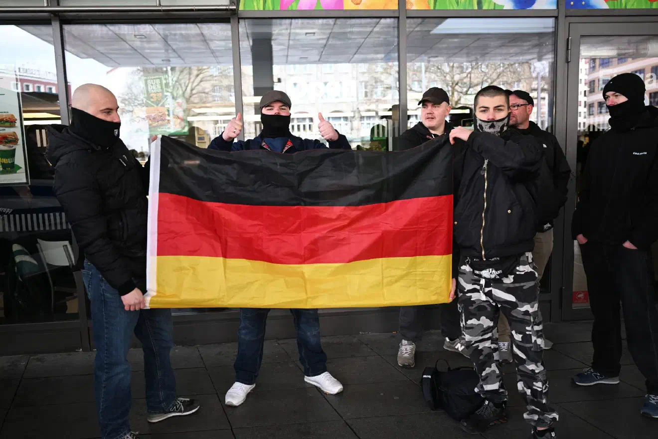 Das Zusammenkommen bei der Demonstration in Essen zeigt nun jedoch einmal mehr, dass die etablierten Neonazi-Strukturen aus dem Parteiumfeld der -Heimat- sich mittlerweile bewusst der neuen Jugendbewegung annehmen und Einfluss nehmen wollen. Sie nehmen die jungen Aktivist:innen unter ihre Fittiche und ebnen ihnen somit gezielt den Weg in die eigenen Strukturen.