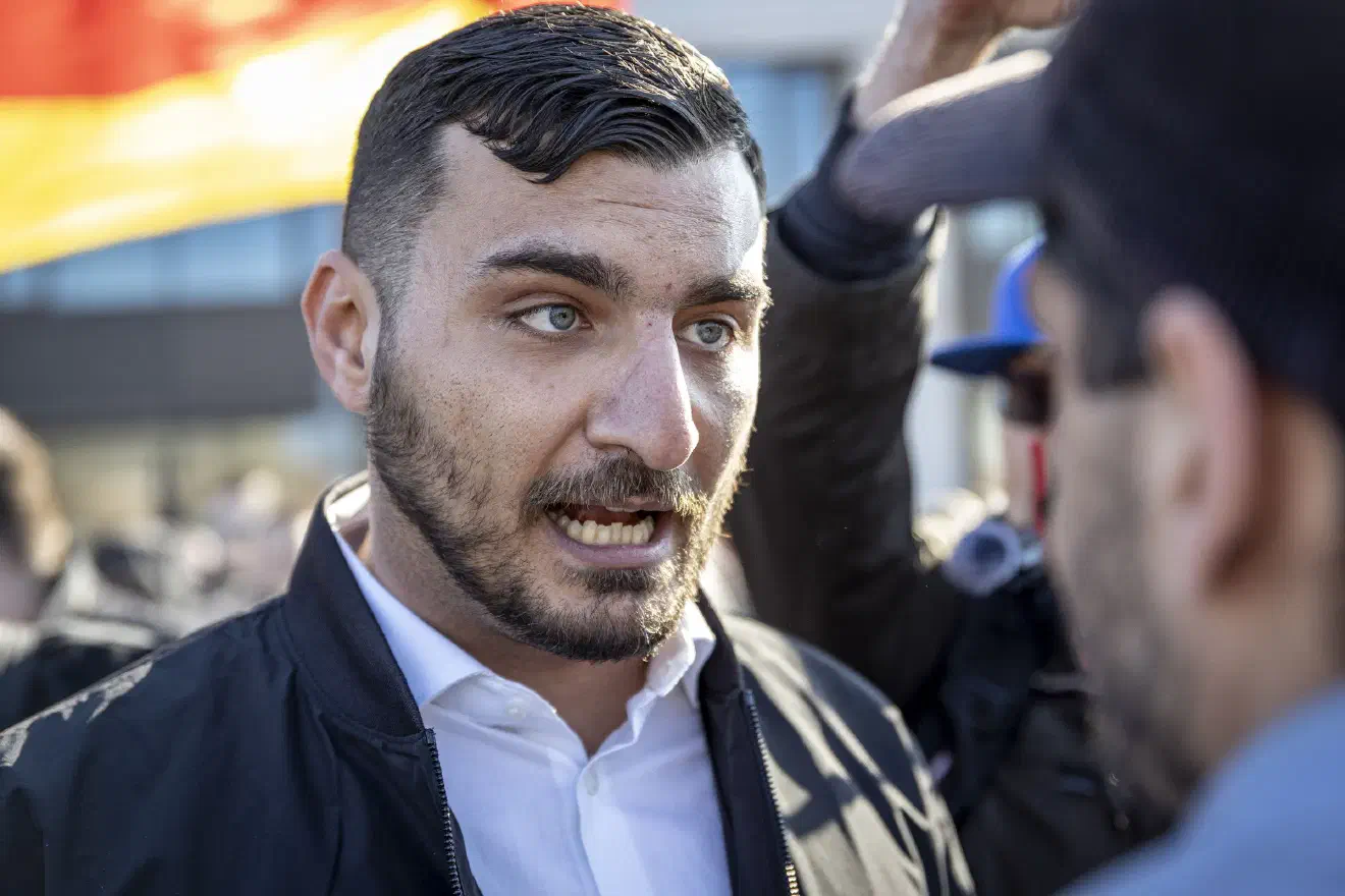 Initiator der rechten Demonstration war wieder der ehemalige Aachener AfD-Politiker Ferhat Sentürk. Es war bereits die dritte von ihm angemeldete Versammlung in Berlin seit letztem Dezember. Geplant war eine Route vom Ostkreuz über die Stralauer Allee, Warschauer Straße und Frankfurter Allee bis in die Rigaer Straße.