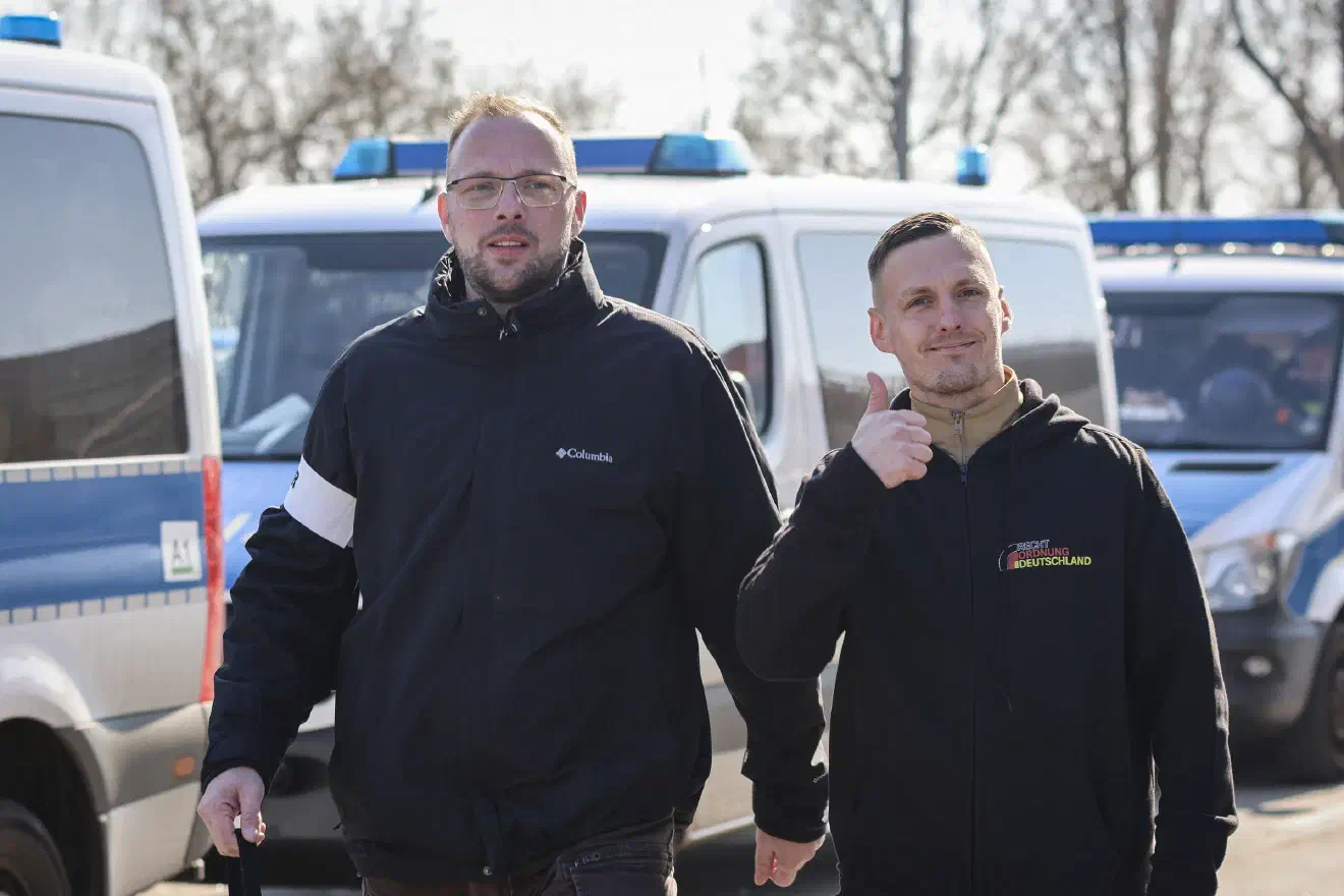 Mit von der Partie war auch diesmal Maximilian Fritsche (rechts), AfD-Stadtverordneter aus Eberswalde (Brandenburg), der die Demonstration unterstütze. Begleitet wurde er von David Streich (links), ebenfalls Stadtverordneter für die AfD in Eberswalde.