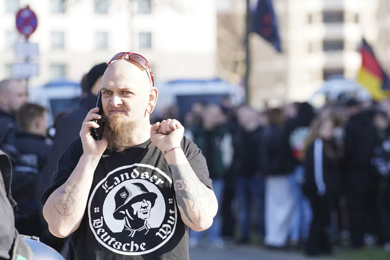 Die älteren Anwesenden schienen vor allem aufgrund der Ankündigung des Auftritts von Hannes Ostendorf angereist zu sein, viele von ihnen der älteren rechten Hooligan-Szene zuzuordnen. Gleich nach seinem Auftritt, der offenbar vor allem den eigenen Werbezwecken diente, reiste Ostendorf wieder ab.