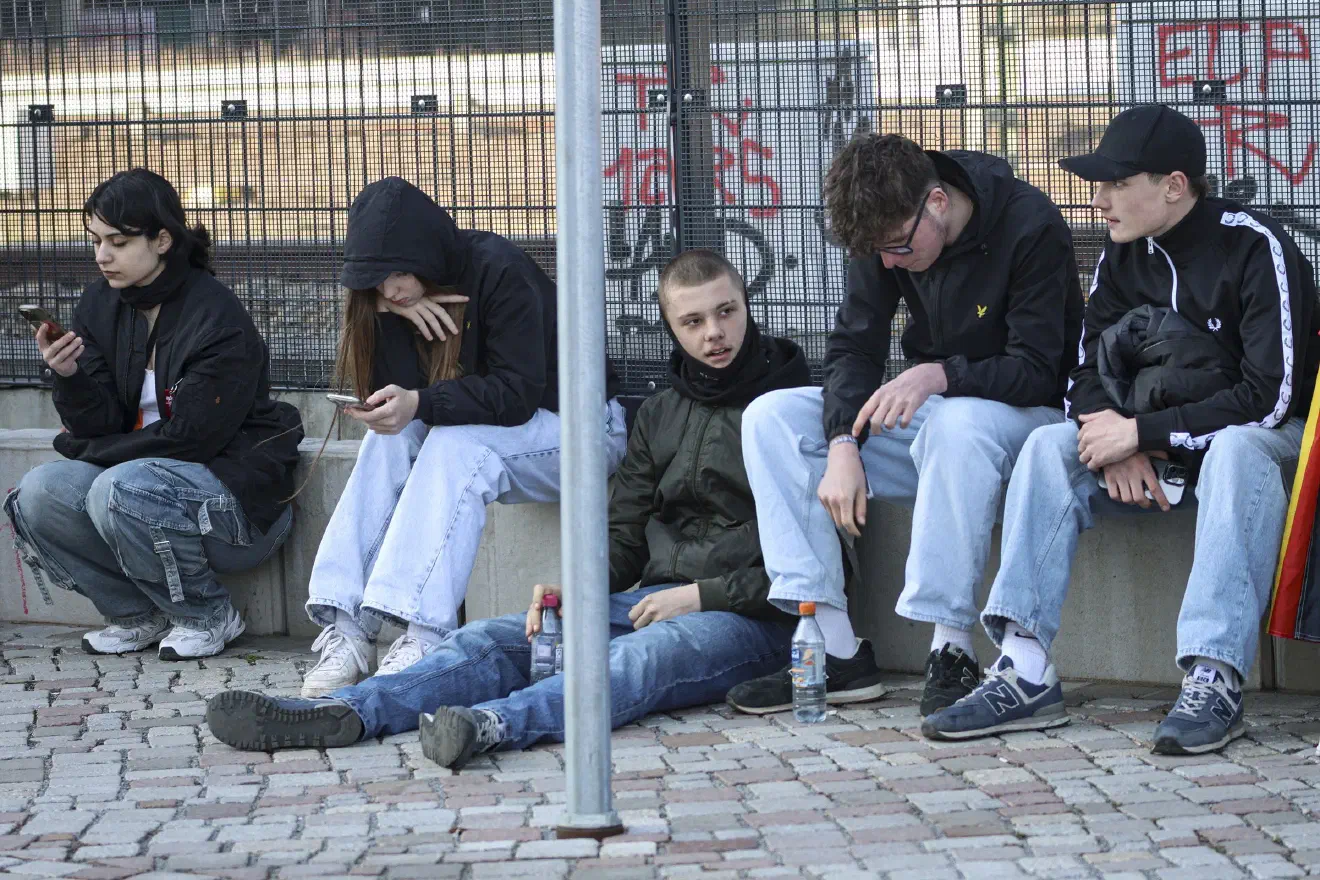 Während die Polizei bei der letzten Demonstration der Neonazis im Februar deren Vermummungen und auch "Schutzbewaffnung" duldete, kam es diesmal zu zahlreichen Festnahmen aufgrund von verfassungsfeindlichen Symbolen, Beleidigungen, Vermummung und dem Zeigen des Hitlergrußes.