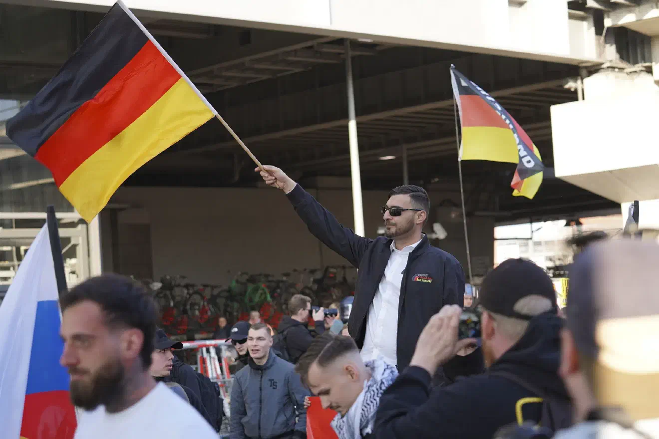 Die Demonstration durfte daraufhin wenige Meter weit gehen. Sentürks Auftreten verlor dabei nicht an Bizarrheit: Er stand posierend auf einem fahrenden PKW-Anhänger, schwenkte eine Deutschlandfahne und ließ sich von den Jugendlichen bejubeln.
