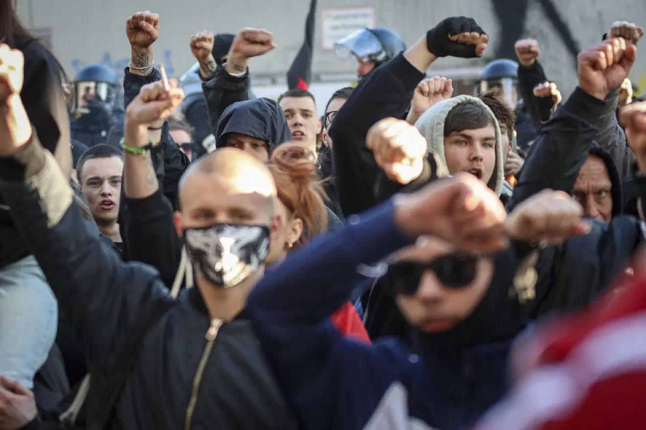 Trotz des Misserfolges seiner Veranstaltung genoss er augenscheinlich das Bad in der Menge, während er erneut versuchte, sich selbst bei lautstarker Marschmusik  in Szene zu setzen.