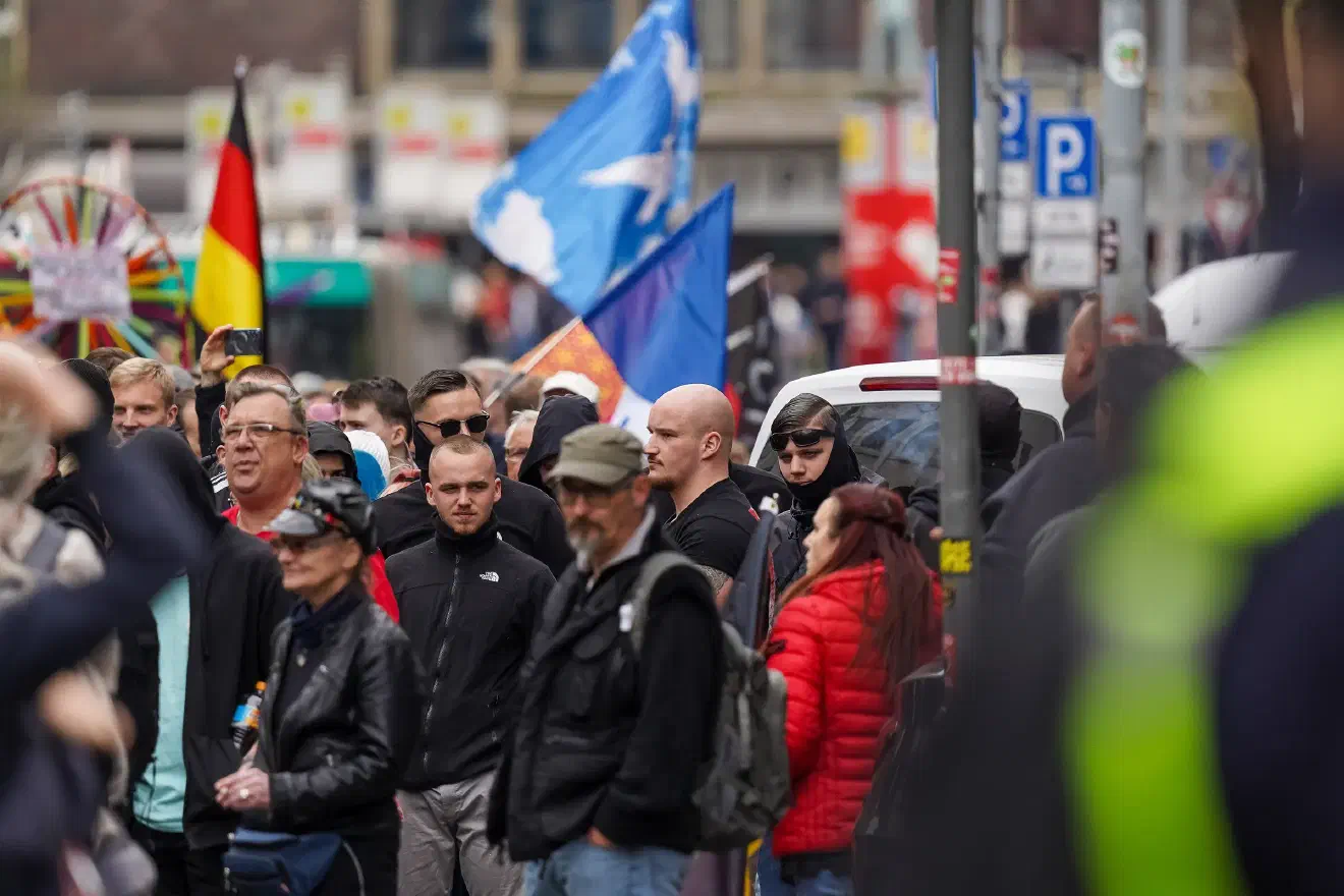 Vor dem DGB-Haus wartete, laut Angaben der Polizei, bereits eine Gruppe von 600 Personen, die sich dem Protestzug anschloss. Begleitet wurde die Versammlung von rechten Online-Aktivisten, die das Geschehen dokumentierten und in sozialen Netzwerken verbreiteten.