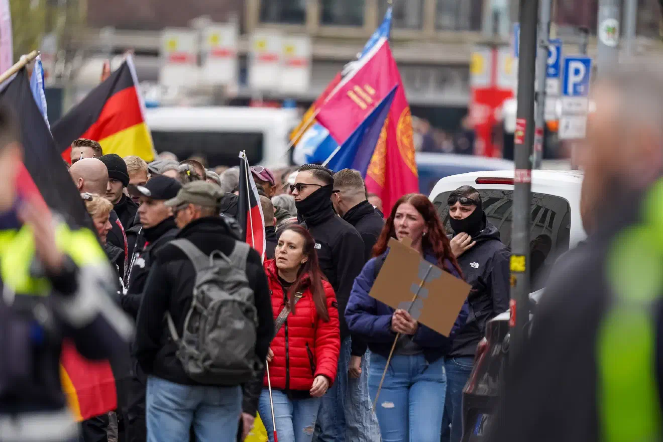 Während des Aufzugs durch die Stadt waren nationalistische und rassistische Sprechchöre zu hören, die das Bild der Demonstration prägten.