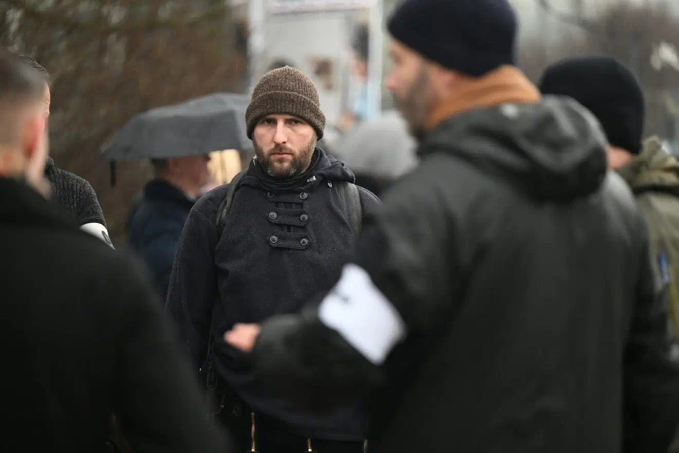 Bei Rösch (hier im Februar 2023 bei einer Demonstration in Dresden) handelt es sich um einen zentralen Akteur der Gruppierung.