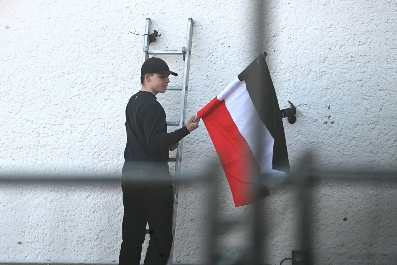 Inzwischen ist Beier nach Niedersachsen verzogen und kümmert sich derzeit vor allem um das Erstellen von Videos und Bildern für die "Jungen Nationalisten" oder schmückt (wie hier) bei Gelegenheiten die Neonazi-Immobilie mit Reichsfahnen.