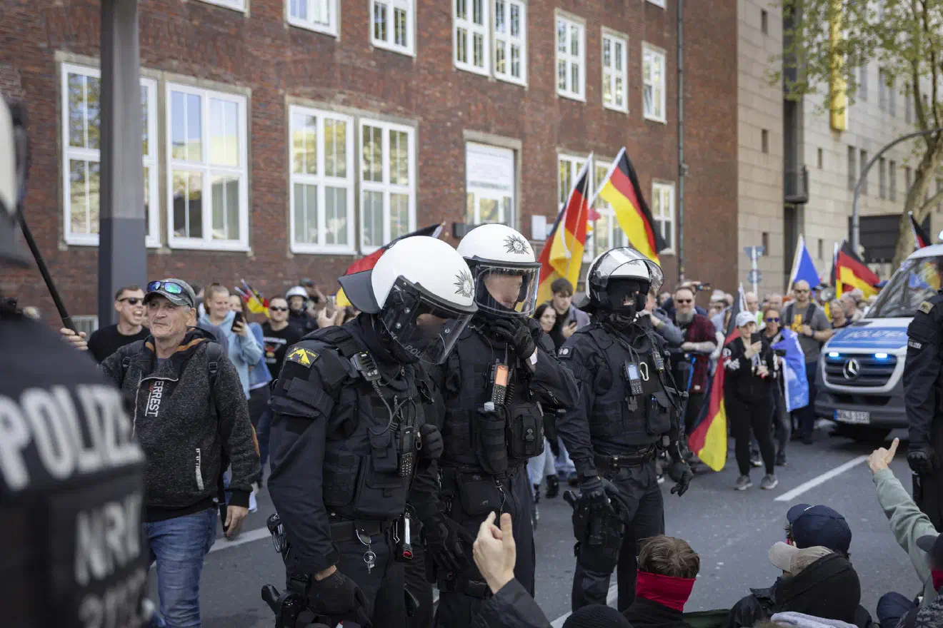 Immer wieder kam es zu Verzögerungen, da hunderte Gegendemonstrant:innen sich an Blockaden beteiligten.