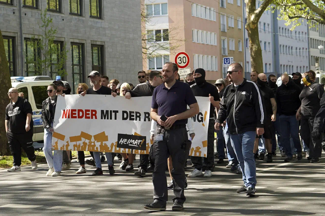 Ein Ausschluss der Neonazis von der Versammlung erfolgte nicht.