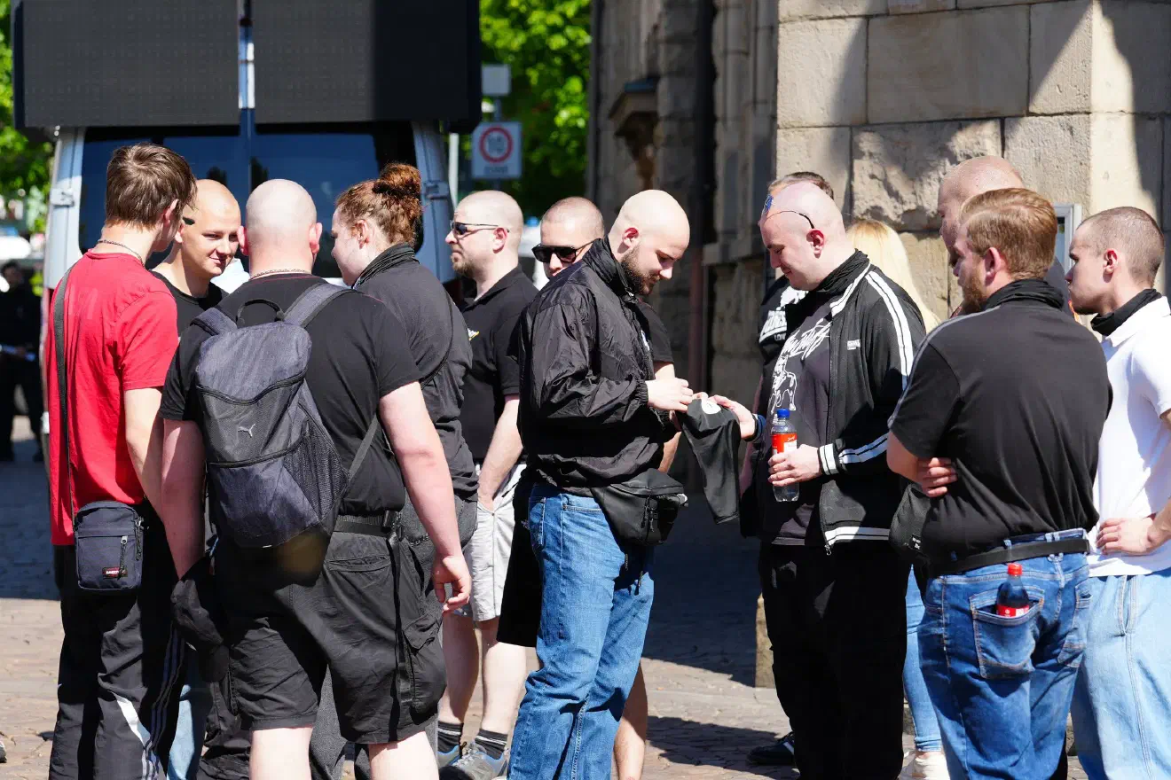 Bereits auf dem Weg zum Sammelpunkt der Versammlung wurde ein Neonazi in Gewahrsam genommen, da er den Gegenprotest bedroht hatte. Er war zudem mit einem Schlagstock bewaffnet.