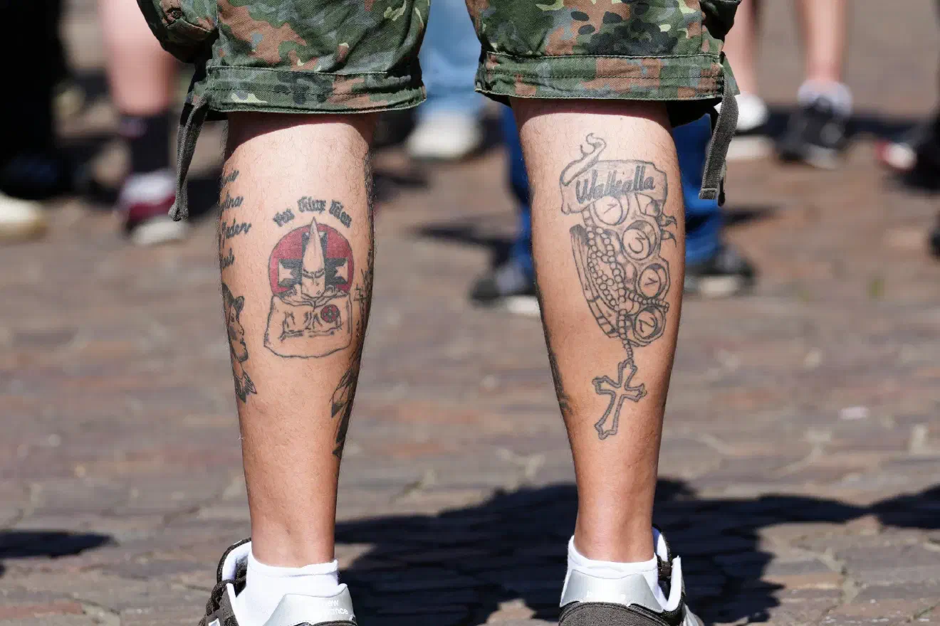Darüber hinaus trug er eine Tätowierung mit Symbolik des Klu-Klux-Klans.
