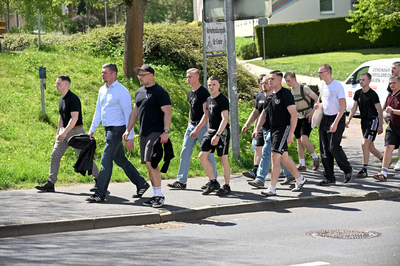 Die Partei tritt immer wieder durch vermeintlich unpolitische Unterstützungsarbeiten in Erscheinung, wie beispielsweise Spendensammlungen für Tierheime oder wohnungslose Menschen - aber eben nur für jene, die in ihr nationalistisches Bild des vermeintlichen "deutschen Volkes" passen.