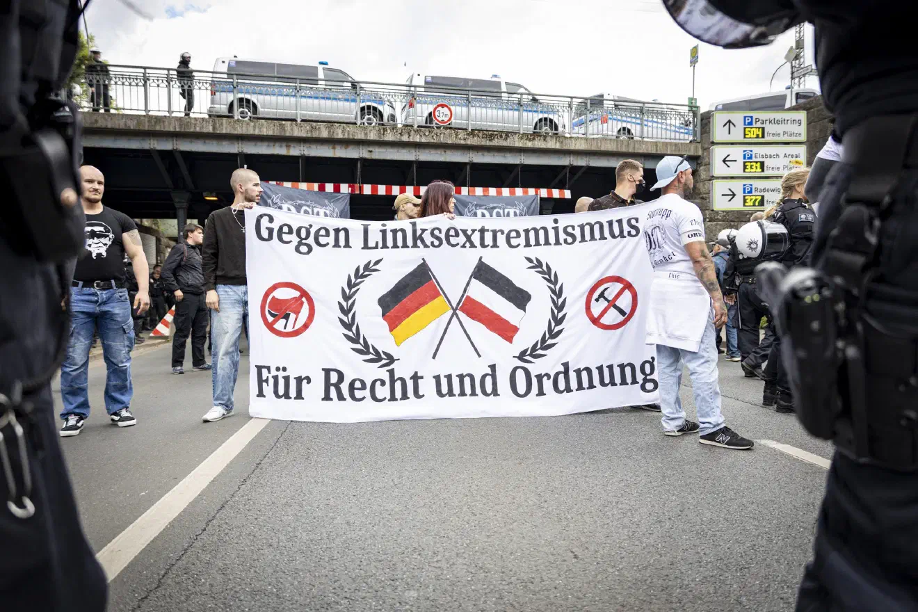 Das Motto der Versammlung lautete "Für Recht und Ordnung, gegen Linksextremismus und rechtsfreie Räume". Anmelder war der seit Jahren einschlägig bekannte extrem rechte Aktivist Daniel Kokott aus Leopoldshöhe.