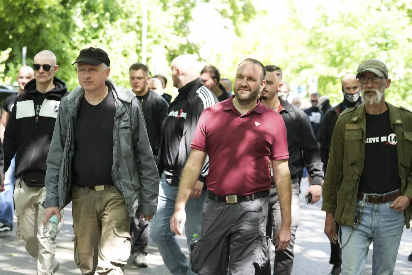 Eine größere Gruppe von bekannten Neonazis reiste gemeinsam aus Dortmund und dem umliegenden Ruhrgebiet an, es handelte sich um Personen aus dem Umfeld der Partei "Die Heimat" sowie ihrer Jugendorganisation, den Jungen Nationalisten (JN).