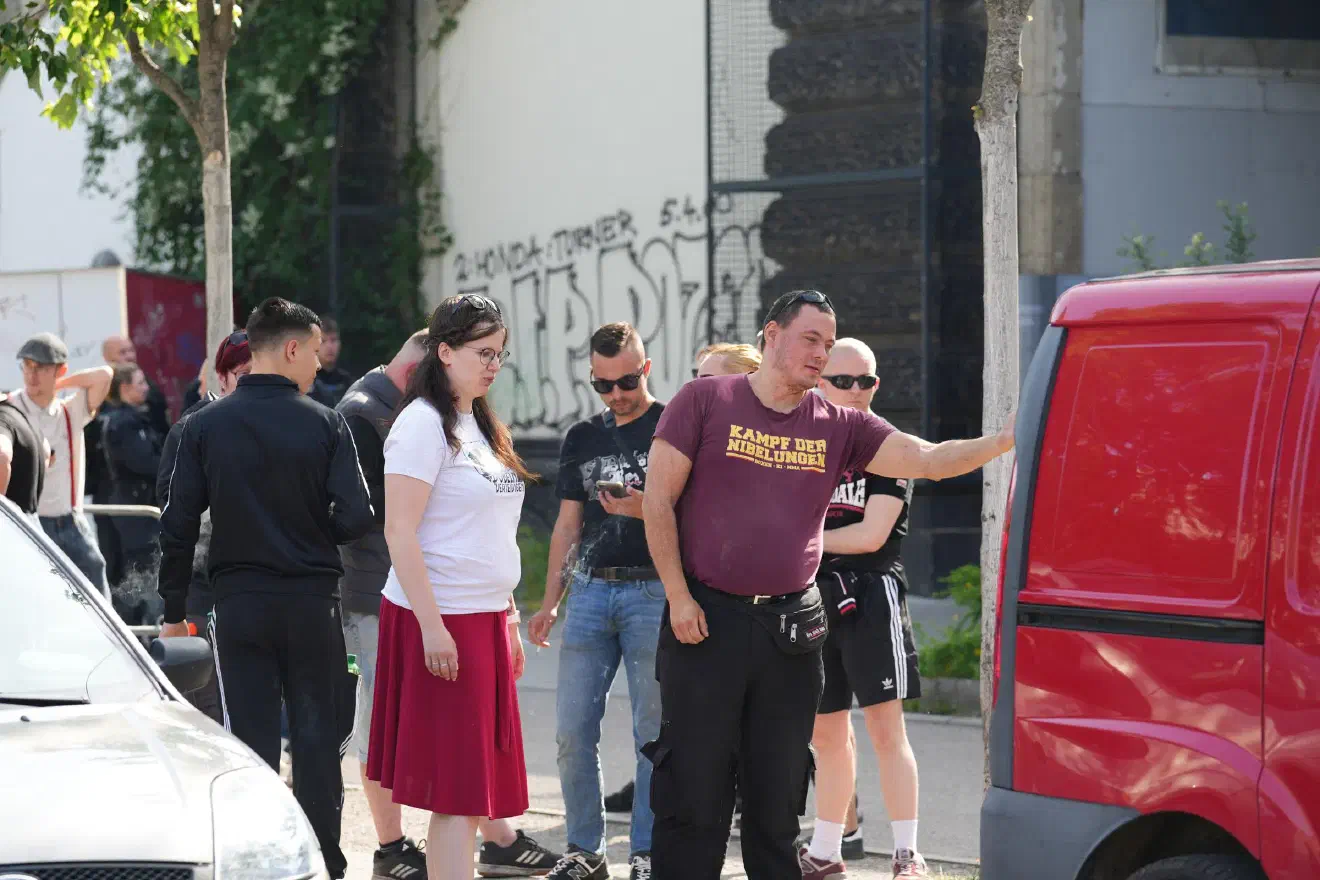 Knapp 120 Neonazis nahmen an der Demonstration teil, darunter auch viele angereiste Personen aus dem Umfeld der DJV (»Deutsche Jugend Voran«) aus Berlin und Vertreter der Gruppe »Urbs Turrium« aus Bautzen.