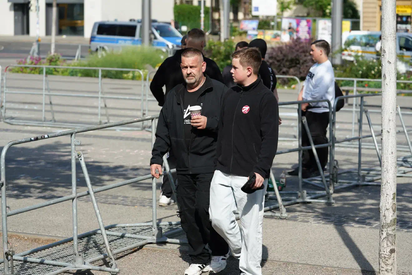 Nach einem kurzen Aufenthalt, bei dem sich viele der Neonazis augenscheinlich eher abgeschlagen auf dem Boden niederließen, lief die Demo wieder zurück zu ihrem Ausgangspunkt.