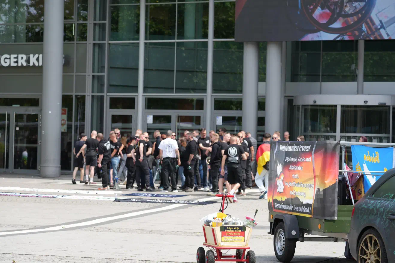 Während die Anzahl der Teilnehmer:innen aus dem Personenkreis von „Gemeinsam für Deutschland“ mit knapp 40 Anwesenden eher gering ausfiel, überstieg die Anzahl derjenigen, die sich klar der neonazistischen Szene zuordnen ließen, diese deutlich.