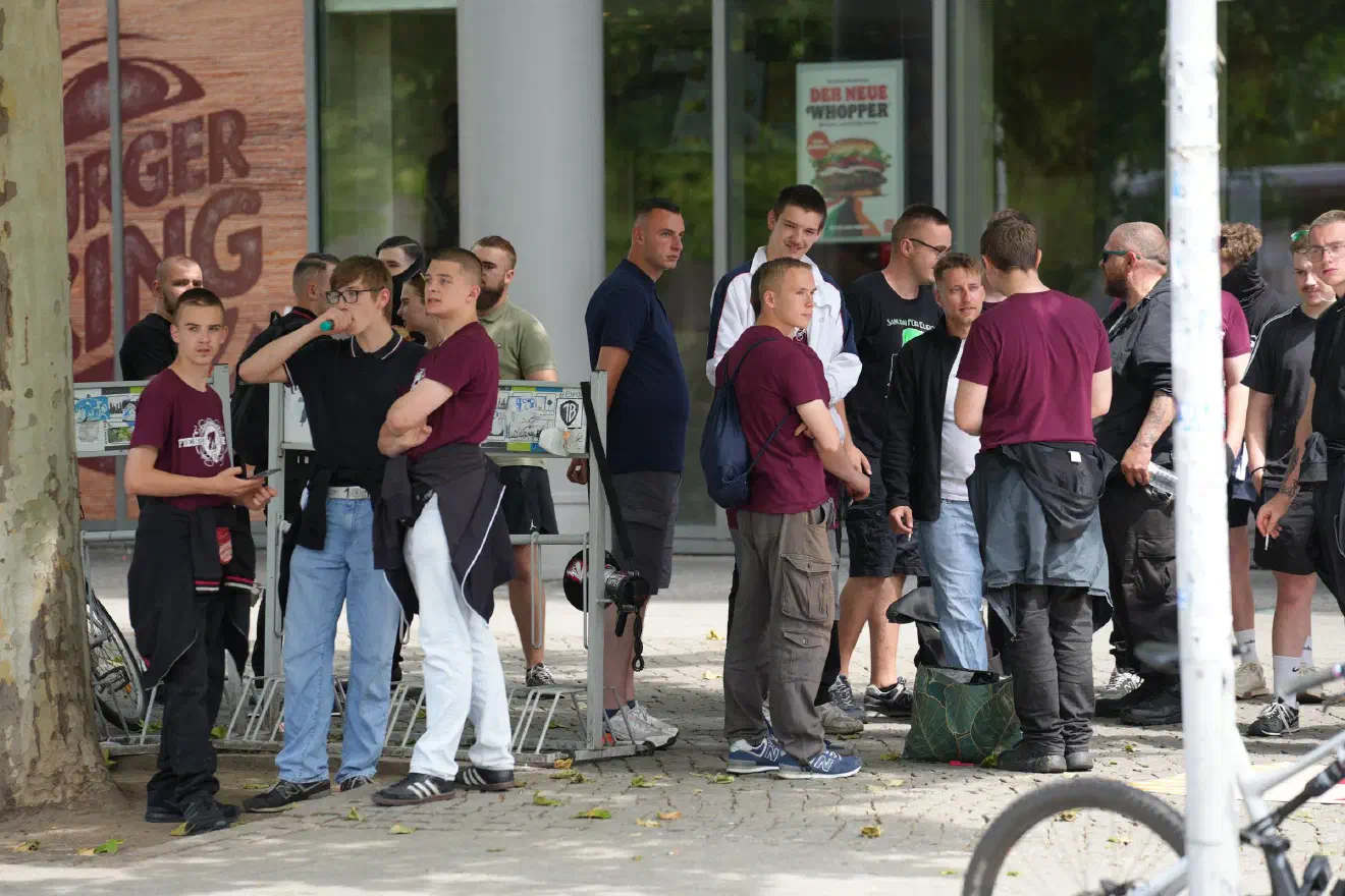 Bereits auf dem Bahnhofsvorplatz kam es deshalb zu Unstimmigkeiten zwischen dem Organisator:innenkreis und den angereisten Neonazis, so sollten diese etwa laut Versammlungsleiter auf „rechte Parolen“ während der Demo verzichten.