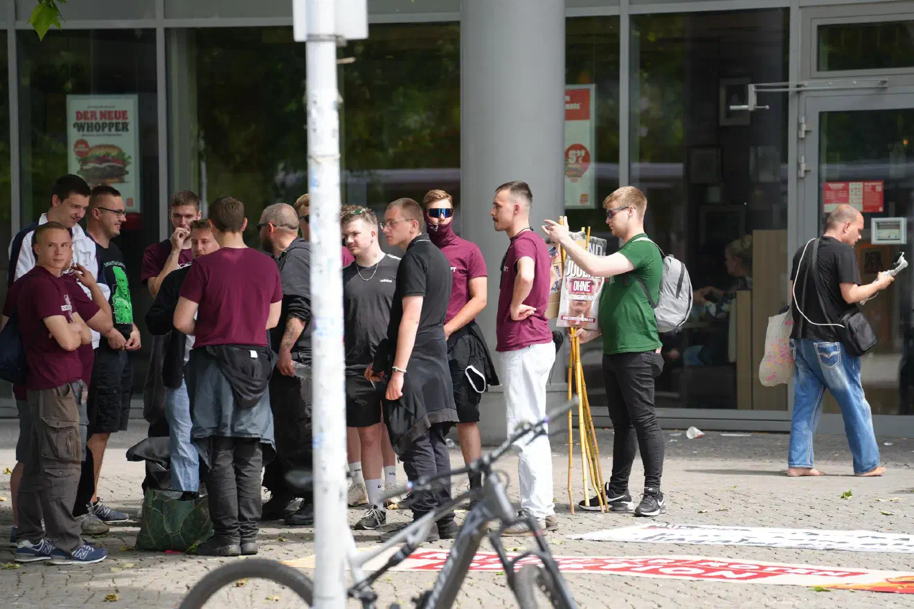 Da sich die Neonazis mit diesen Vorgaben nicht einverstanden zeigten, meldeten sie kurzerhand eine eigene Demonstration an, die einige Meter hinter der „Gemeinsam für Deutschland“-Demo laufen sollte. Gegenüber der Polizei trat Daniel Kokott als Ansprechpartner auf, der bereits am 17. Mai eine Demonstration in Herford organisierte.