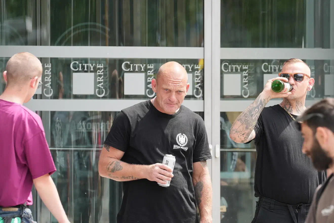 Mehrere Teilnehmer:innen konsumierten bereits vor Beginn der Demo schon Alkohol, auch während der Demonstration trugen einige von ihnen alkoholische Getränke mit sich.