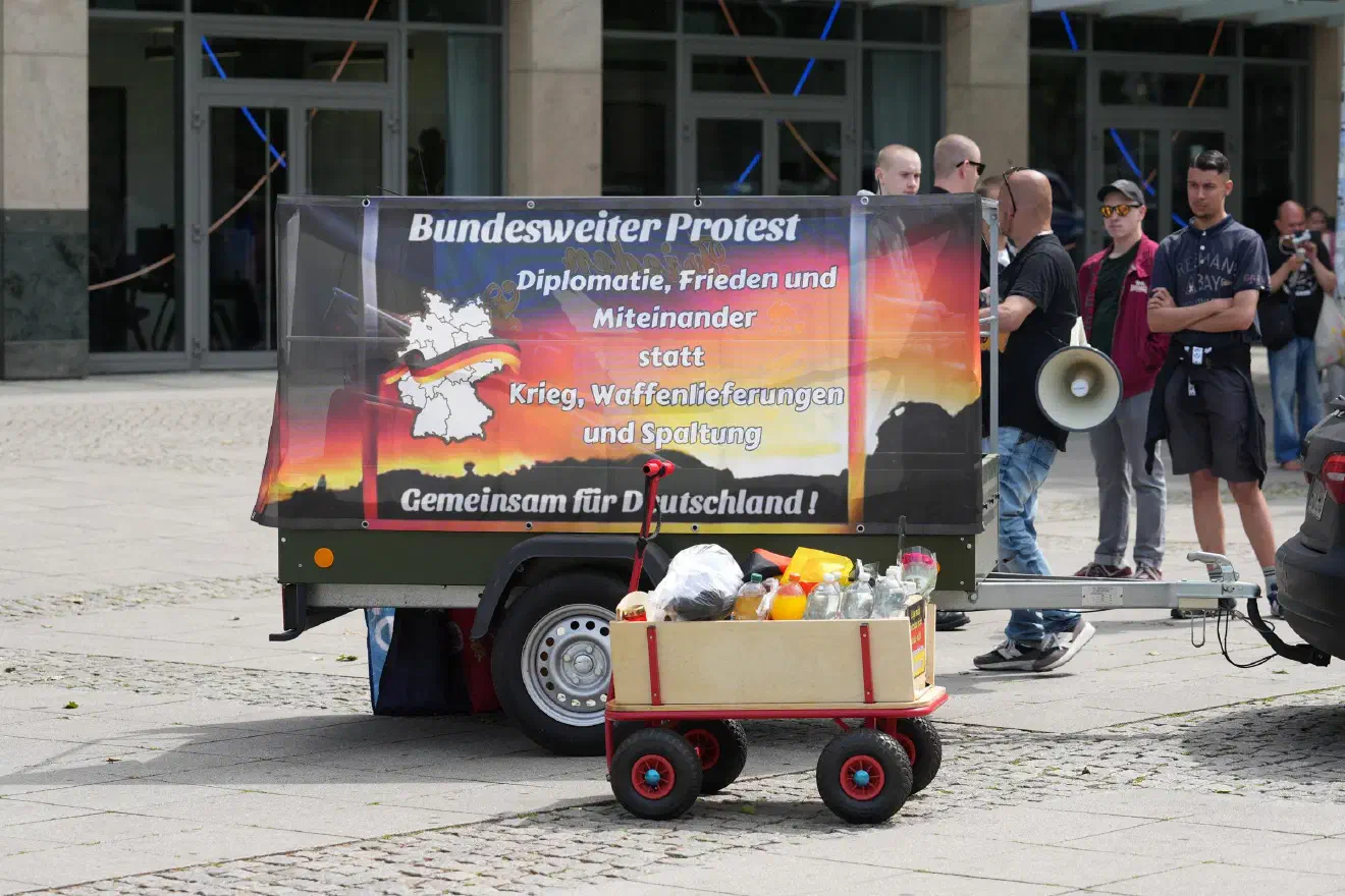 Gegen Ende der Demonstrationen zündeten drei Teilnehmer aus dem Block der JN pyrotechnische Gegenstände, sodass sie sich im Anschluss an die Demonstration einer polizeilichen Maßnahme unterziehen mussten.