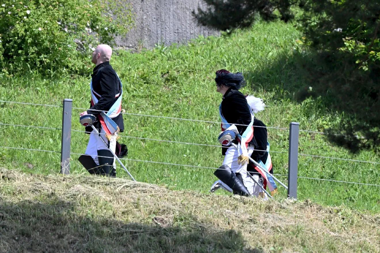 Dem Fackelzug zum Denkmal folgten neben etwa 200 Burschenschaftern auch einige Neonazis, diese bedrängten Journalist:innen und beschimpften den anwesenden Gegenprotest, welcher den Fackelzug lautstark mit Musik begleitete.