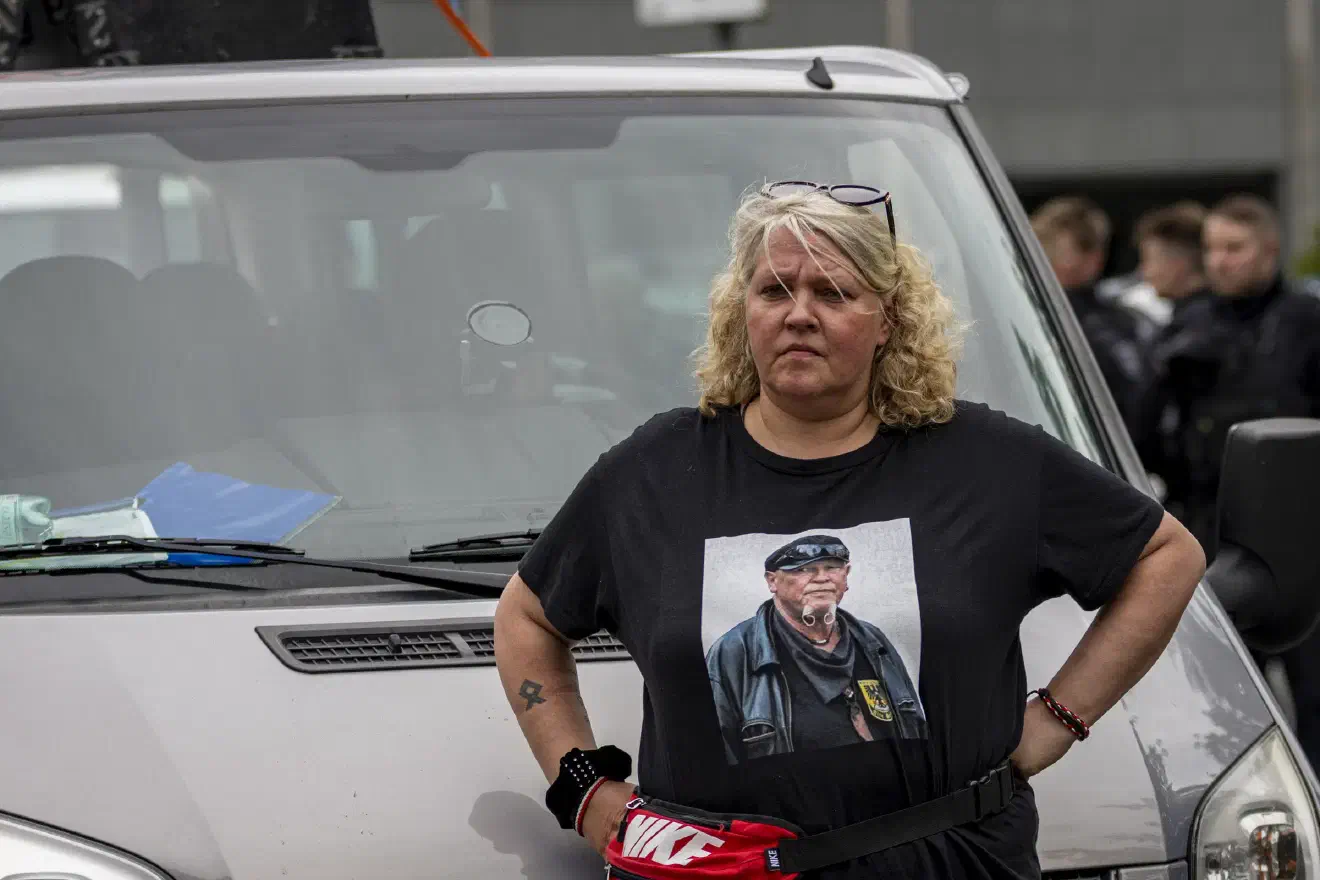 Die Neonazis fordern eine Inschrift für seinen Grabstein, während die Stadt Dortmund das Grab so anonym wie möglich halten möchte, um zu verhindern, dass es zu einer Pilgerstätte der extremen Rechten wird. Der Fall liegt derzeit beim Oberverwaltungsgericht in Münster.