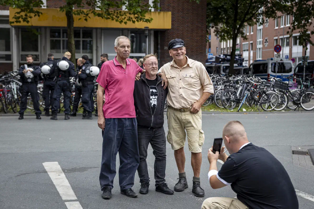 Organisiert wurde die Demo vom "Freundeskreis Siegfried Borchardt". Es waren viele bekannte Neonazi-Kader anwesend, darunter Christian Worch, Thomas "Steiner" Wulff, Dieter Riefling und Alexander Deptolla, der auch die Totenfürsorge für Borchardt übernommen hat.