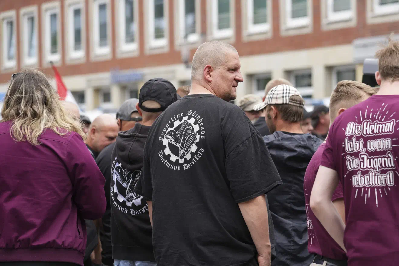 Im Laufe der Versammlung kam es wiederholt zu Bedrohungen und Einschüchterungsversuchen gegen Pressevertreter durch Personen aus der Gruppierung "Frontline Skinheads Dortmund Dorstfeld".