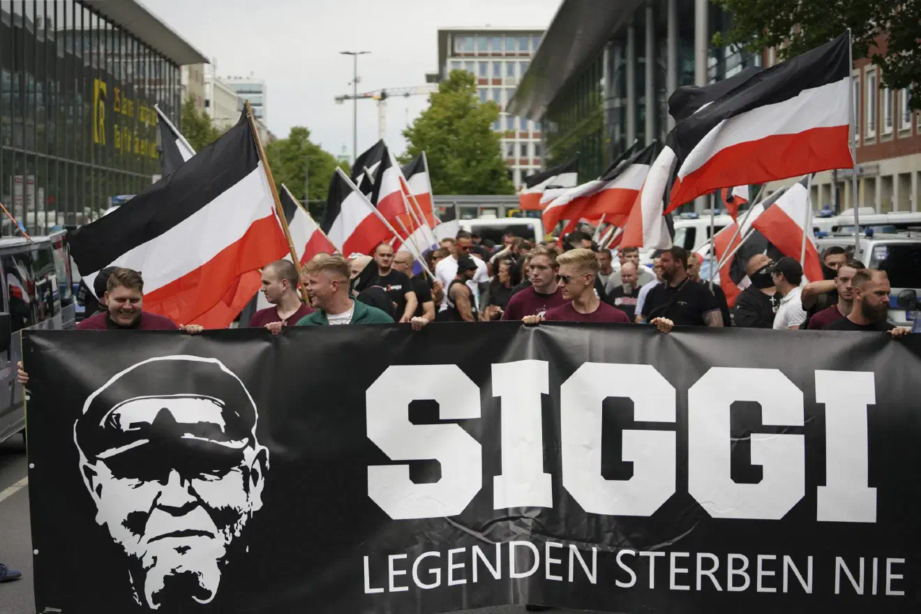 Die zahlreichen Reichsfahnen waren laut Polizei ein möglicher Verstoß gegen das Versammlungsgesetz NRW, da sie ein "paramilitärisches" Auftreten erzeugten.