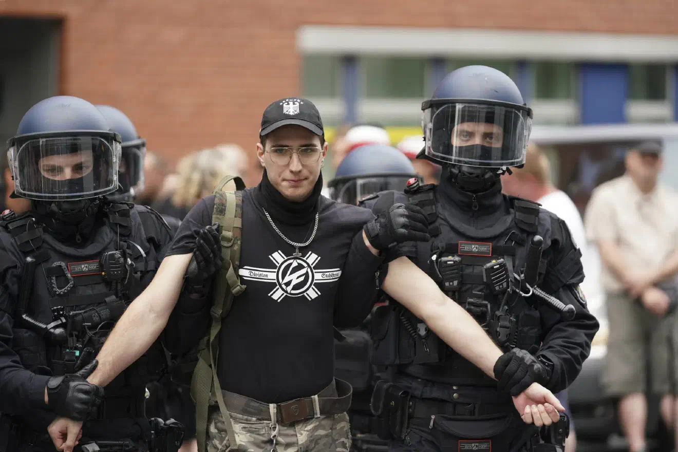 Das hielt die Polizei jedoch nicht davon ab, jede Person, die zuvor während des Demozuges eine Reichsfahne getragen hatte, für eine polizeiliche Maßnahme abzuführen. So mussten 39 Teilnehmer ihre Personalien abgeben.