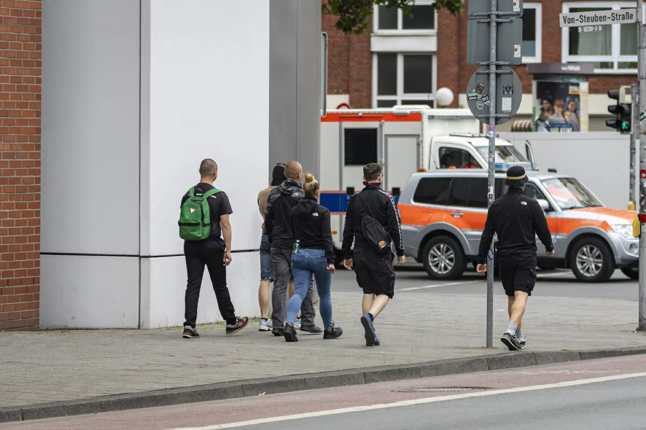 Die lange Wartezeit sorgte dafür, dass die Demonstration sichtlich ausdünnte, da viele Neonazis die Versammlung verließen. Die Stimmung der Anwesenden war sichtlich genervt, auch an dem lautstarken Gegenprotest störten sich viele von ihnen.