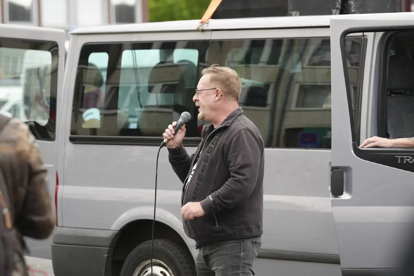 Besonders Riefling redete sich angesichts des lauten Gegenprotests in Rage und schwadronierte über Straßenschlachten gegen "die rote Brut", die er gemeinsam mit Borchardt erlebt habe.