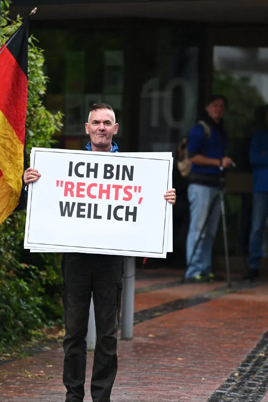Dass Iloff bereits in den 90er Jahren Vorsitzender des Vereins "Freundeskreis Deutschland" war, der mehrfach in niedersächsischen Verfassungsschutzberichten im Kapitel Rechtsextremismus erwähnt wurde, scheint seine Anhänger:innen ebenso wenig zu stören...