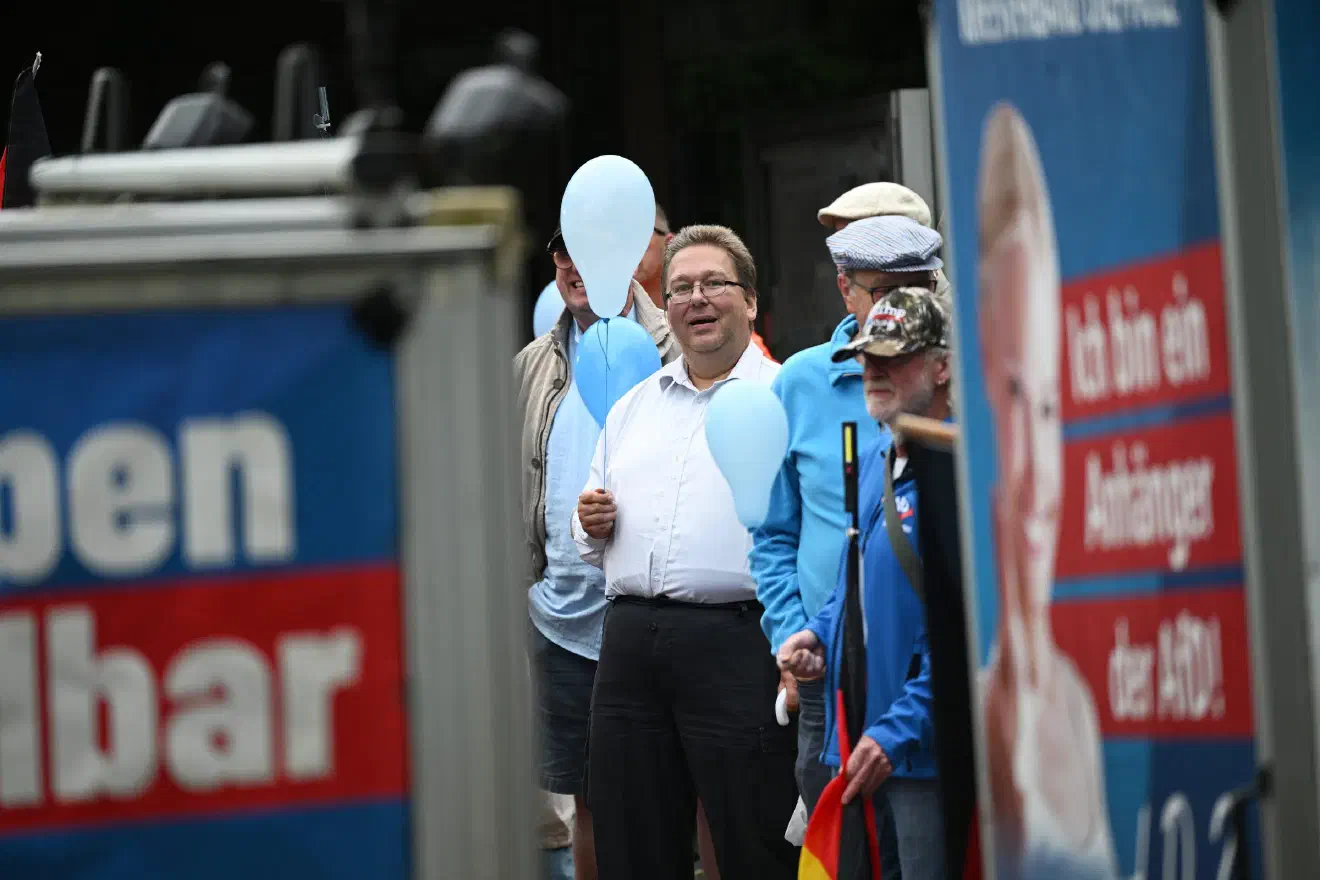 ...und auch im Kreistag wieder mit mehr als 3 Sitzen vertreten sein. Das Problem, das sich der Partei hier stellt, ist – ähnlich wie bei vielen anderen AfD-Landes- und Kreisverbänden-, dass es im Kreisverband nur sehr wenige Mitglieder gibt, die in der Lage wären so ein Mandat wirklich wahrzunehmen.