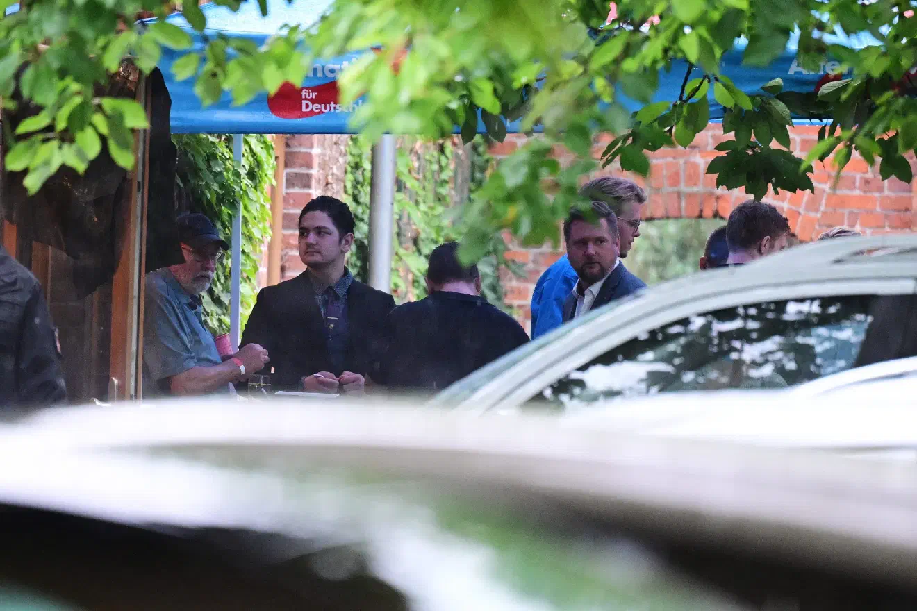Etwa 100 Personen nahmen an der Veranstaltung teil – überwiegend junge Männer. Zeitgleich protestierten zahlreiche Gegner:innen der AfD lautstark gegen die Veranstaltung.