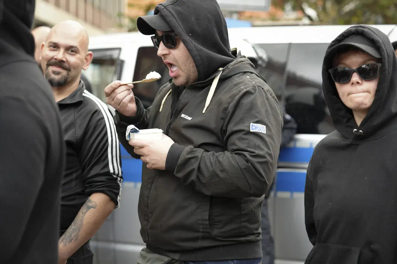 Während einige Personen den Reden und der Musik zuhörten, war der Großteil eher mit Gesprächen oder Essen beschäftigt.
