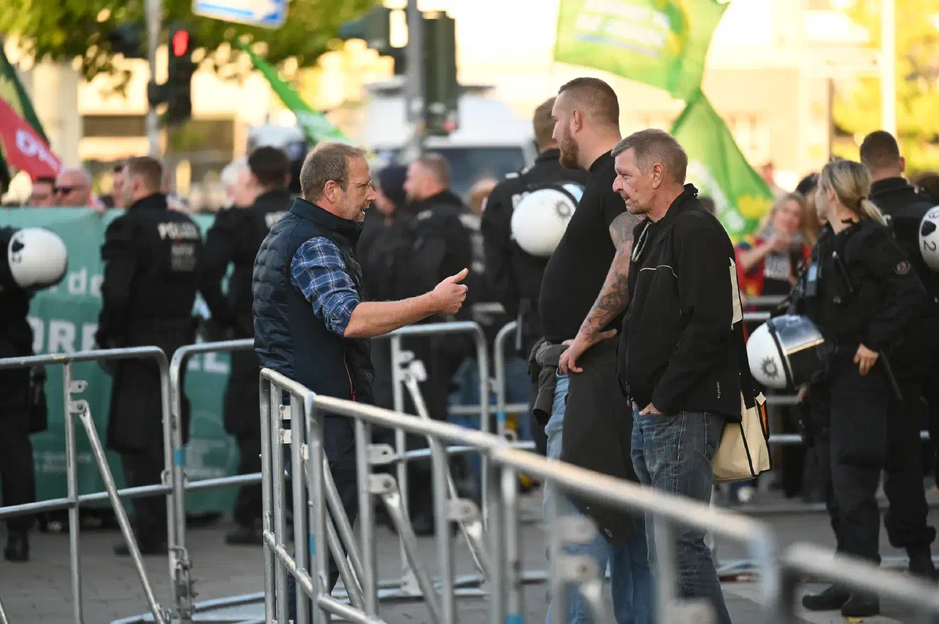 Anwesend waren zudem weitere Akteure aus dem extrem rechten Vorfeld, darunter Patrick Kolek alias "Wuppi", die enge Verbindungen zur "Identitären Bewegung" sowie zu extrem rechten Burschenschaften unterhalten.