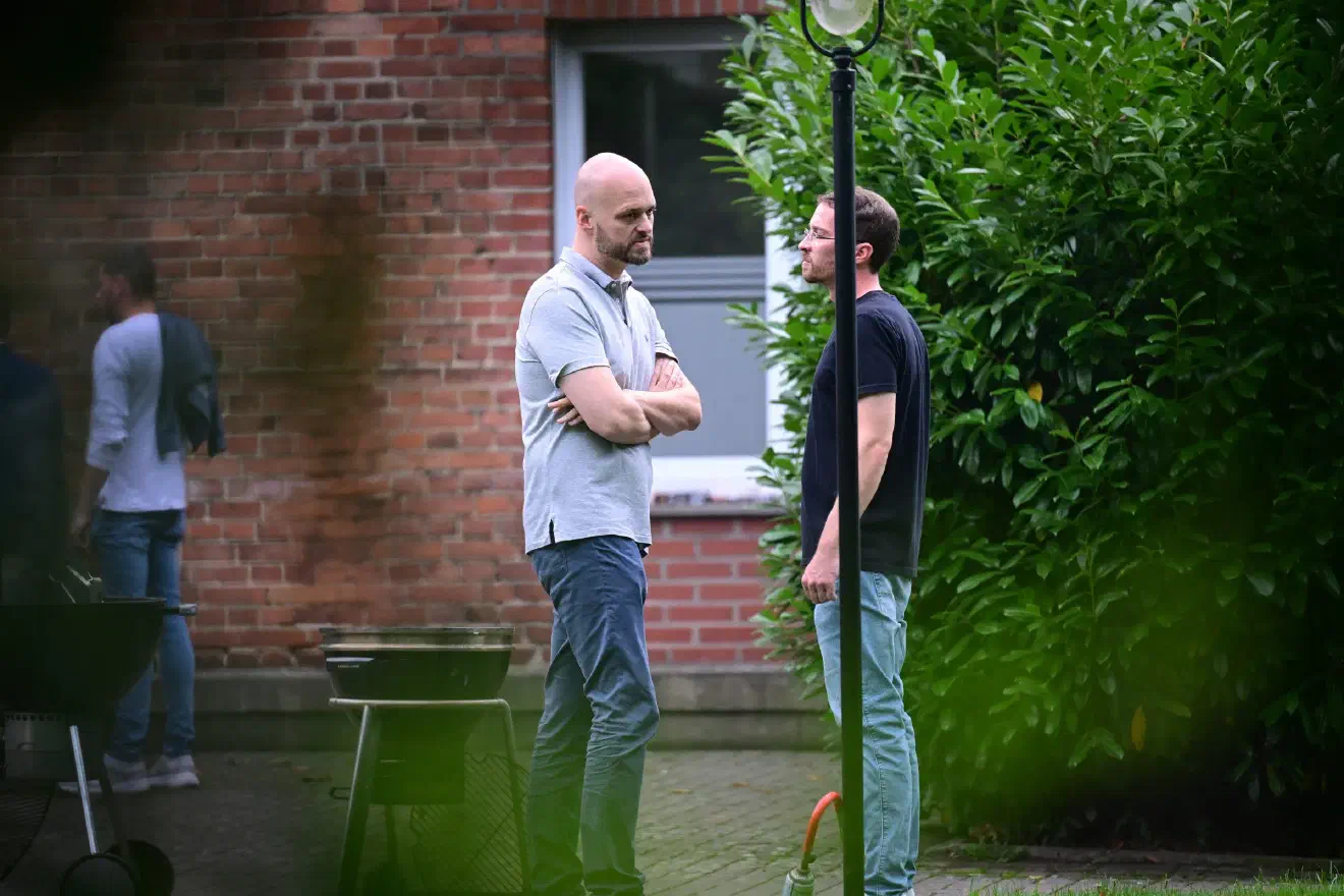 Als organisatorischer Leiter der Veranstaltung und Mieter der Räumlichkeiten trat der AfD-Kreisvorsitzende Florian Elixmann (Bild) in Erscheinung. So verwies kurz vor Beginn der Veranstaltung Elixmann einen Reporter des Medienhauses Altmeppen an der Grundstücksgrenze auf das von ihm beanspruchte Hausrecht.