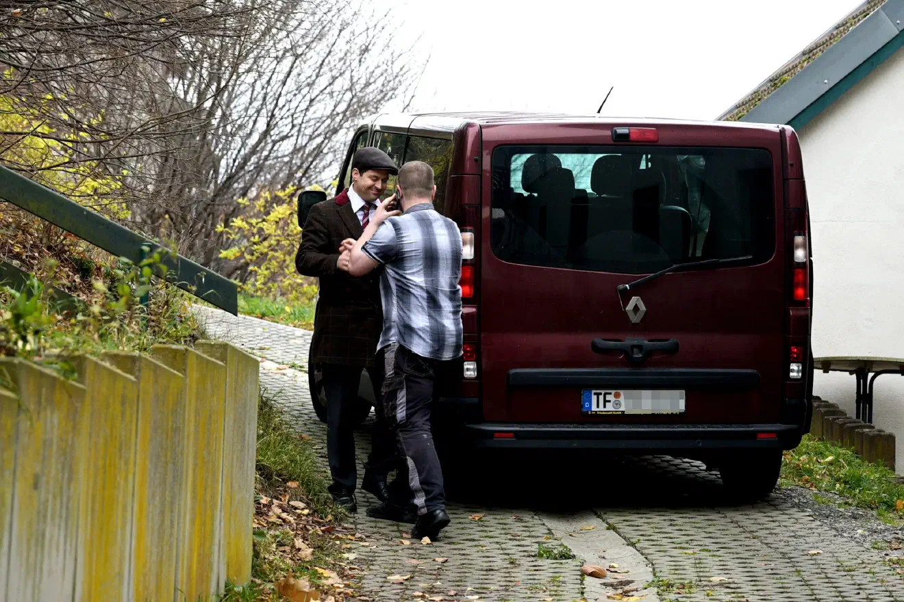 Ebenfalls in Altenburg zugegen war "Metapol", eine Vereinigung, die aus den "Jungen Nationalisten" (JN) hervorgegangen ist und gezielt neonazistische Bildungsarbeit betreibt. In der Vergangenheit suchte "Metapol" die Nähe zur AfD und beriet bereits deren zwischenzeitlich aufgelöste Jugendorganisation "Junge Alternative" (JA) in Strategiefragen.