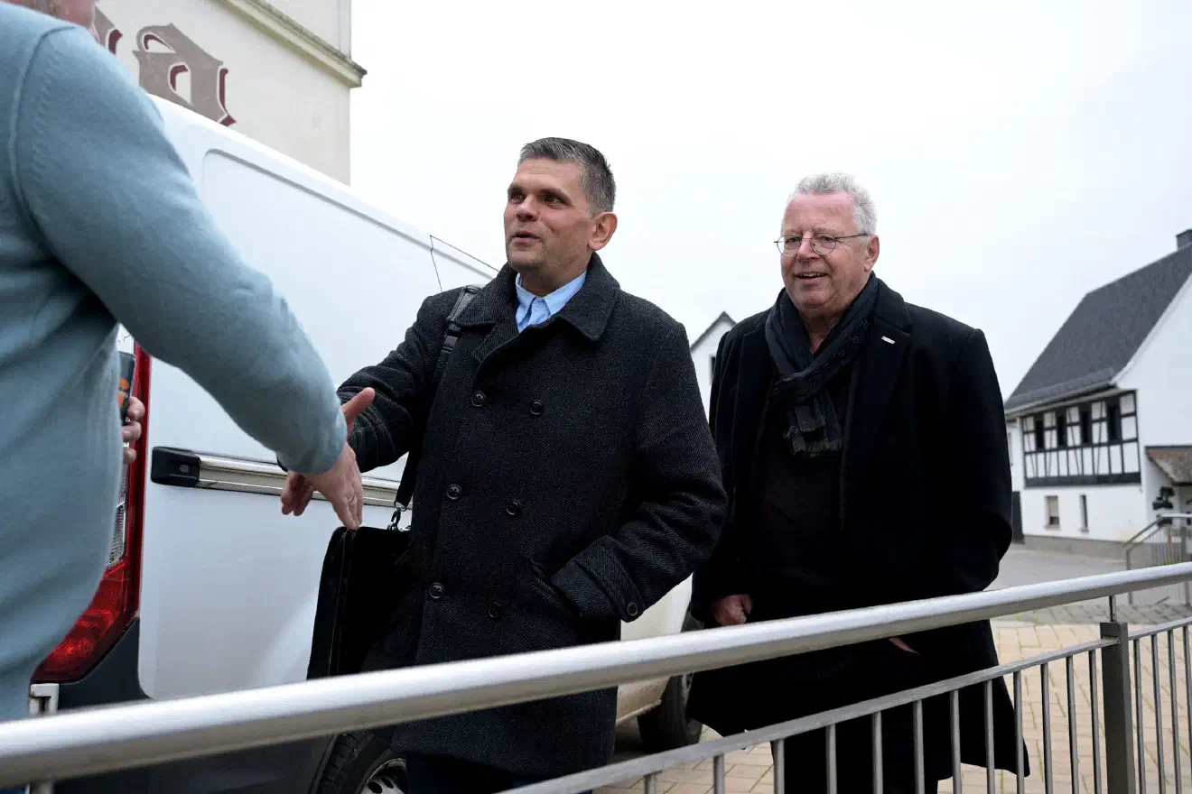 Vor Ort war mit Markus Beisicht (rechts) auch ein Vertreter von "Aufbruch Leverkusen", einer Gruppierung aus dem Umfeld der ehemaligen "Pro-Bewegungen". Die Strukturen zeigen inzwischen keinerlei Abgrenzungsbemühungen mehr zur organisierten Neonazi-Szene.