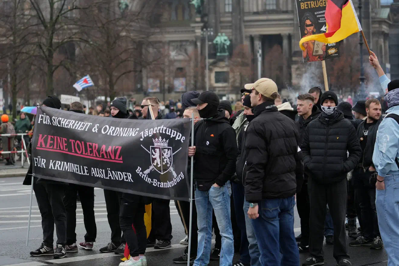 Über 1000 Menschen beteiligten sich am Gegenprotest, der die Route der Neonazis blockierte. Die Polizei hatte im Vorfeld mit einer deutlich niedrigeren Anzahl an Teilnehmenden gerechnet. Nach wenigen Metern kam die Neonazi-Demonstration deshalb bereits zum stehen, nach etwa zweieinhalb Stunden des Wartens wurde die Versammlung schließlich für beendet erklärt.
