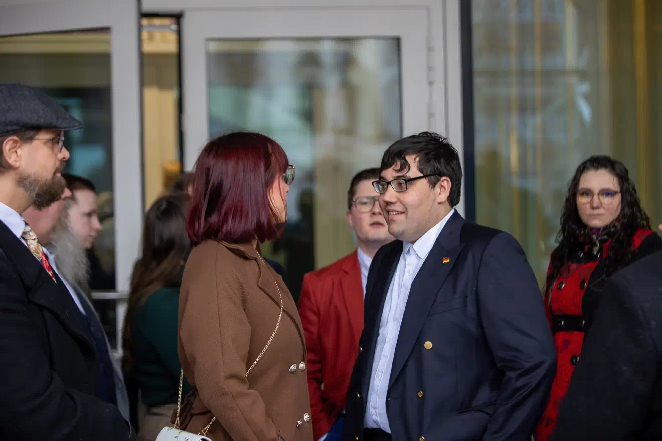 Vor dem Rathaus fielen zudem Raik Helm und eine weitere Aktivistin der Jungen Nationalisten auf, die dort Videomaterial anfertigten.