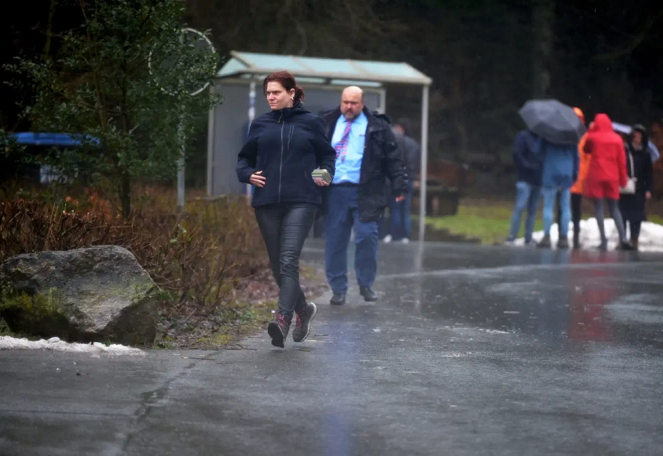 Dauerregen begleitete das Treffen – nur für das obligatorische Gruppenfoto wurden die Schirme kurzzeitig gesenkt.