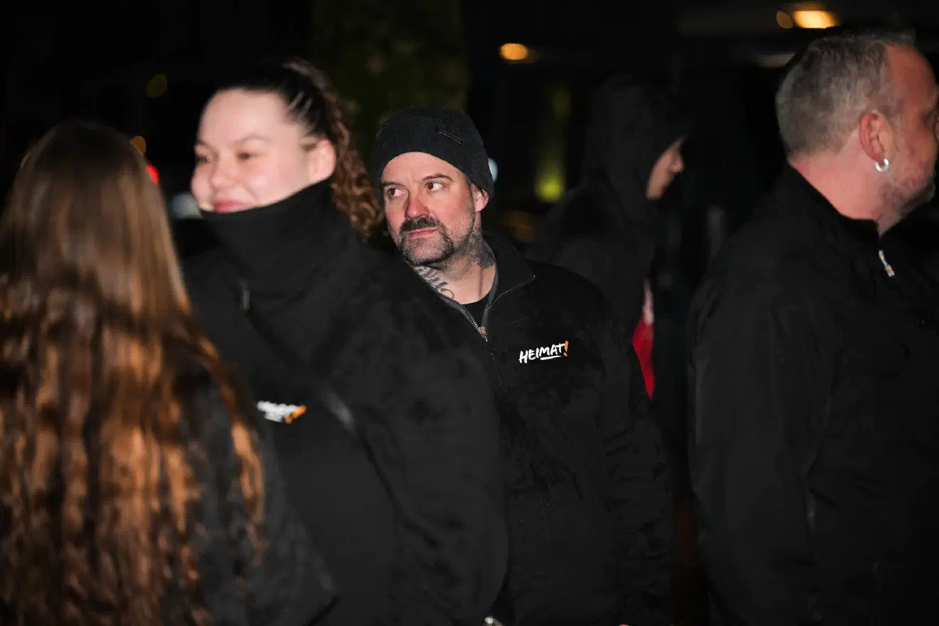 Die Inhalte der gespielten Stücke geben dabei einen tiefen Einblick in die ideologischen Grundlagen: verbreitet werden menschenverachtende, antisemitische und gewaltverherrlichende Weltbilder.