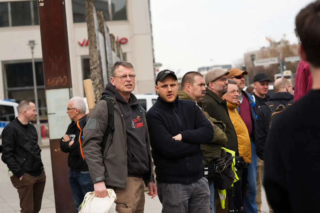 Zugleich wirft die Demonstration ein Schlaglicht auf das politische Koordinatensystem der Szene insgesamt. Der Zusammenhalt einer Bewegung zeigt sich nicht zuletzt im Umgang mit jenen, die in Haft sitzen.